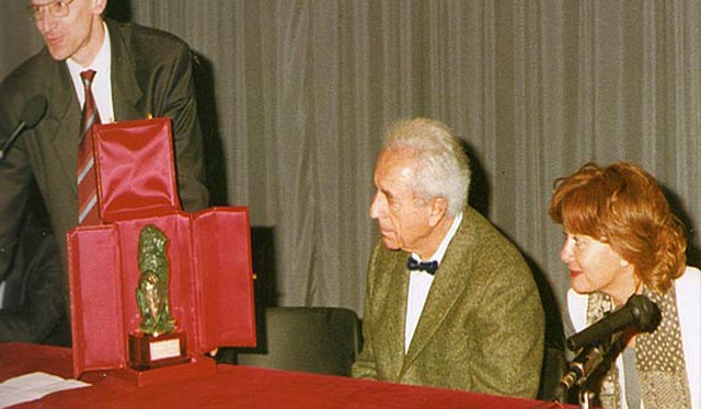 1995 – Il Sindaco Gennaro Lo Santo consegna a Michelangelo Antonioni il premio Marzocco alla Carriera