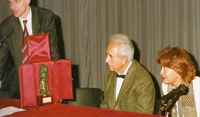 1995 – Il Sindaco Gennaro Lo Santo consegna a Michelangelo Antonioni il premio Marzocco alla Carriera